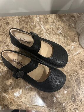 Alegria Kids Black Textured Mary Jane Shoes